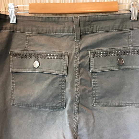 NYDJ Gray Chino Capris Women’s Size 18W Lift Tuck Embellished Back Pockets - Picture 5 of 7